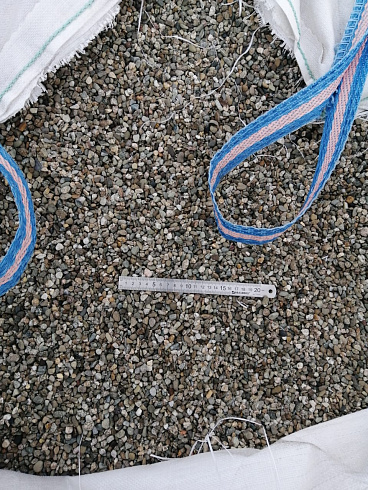 Kamenclub.ru: Галька речная окат (серая) фр.3-5 мм купить  в Новокузнецке галька речная серая бежевый темно-серый окатанный речной камень округлый 9500 руб/т   фото КАМЕНЬ КЛУБ