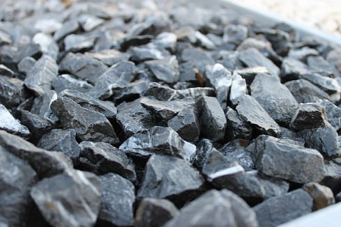 Kamenclub.ru: Щебень крошка черный (мрамор) фр. 20-40 мм.  купить в Новокузнецке мрамор черный с белыми прожилками мраморная каменная крошка 11000 руб/т   фото КАМЕНЬ КЛУБ