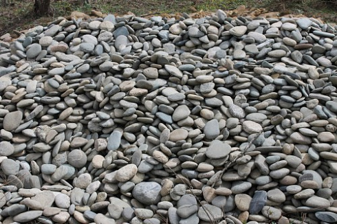 Kamenclub.ru: Галька речная плоская (ассорти) фр. 100-200-300 мм. купить  в Новокузнецке галька плоская разноцветная серый белый темно-серый синий речная галька ландшафтная 8000 руб/т   фото КАМЕНЬ КЛУБ