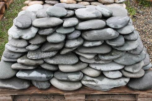 Kamenclub.ru: Галька речная плоская (темно-серая) фр. 100-200-300 мм. купить  в Новокузнецке галька речная плоская темно-серый, серый, синий речной галечник плоский 9000 руб/т   фото КАМЕНЬ КЛУБ