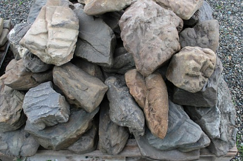 Kamenclub.ru: Песчаник декоративный ландшафтный (фр. 300-500 мм)  купить в Новокузнецке песчаник желтый рыжий серый зеленый валун речной окатанный природный песчаника 4 500 руб/т   фото КАМЕНЬ КЛУБ