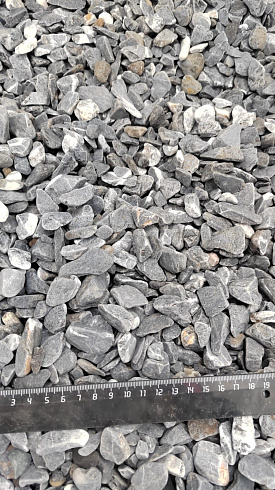 Kamenclub.ru: Щебень галтованный черный (мрамор) фр.10-20 мм.  купить в Новокузнецке мрамор черный с белыми прожилками, черный, белый окатанный округлый ландшафтный декоративный щебень 15000 руб/т   фото КАМЕНЬ КЛУБ