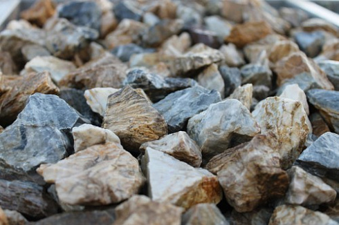 Kamenclub.ru: Мраморная крошка (щебень крошка медовый) фр. 20-40 мм.  купить в Новокузнецке мрамор бежевый рыжий желтый ландшафтная мраморная крошка 12000 руб/т   фото КАМЕНЬ КЛУБ