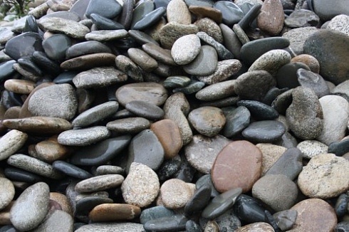Kamenclub.ru: Галька речная плоская (ассорти) фр. 100-200-300 мм купить  в Новокузнецке галька галечник природный серый, белый темно-серый синий рыжий светло-серый природная галька плоская крупная 8000 руб/т   фото КАМЕНЬ КЛУБ