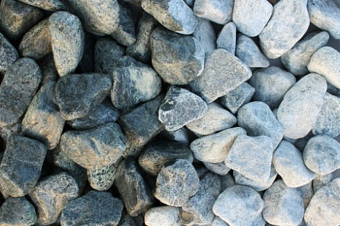 Kamenclub.ru: Щебень галтованный зеленый (змеевик) фр. 50-100 мм.  купить в Новокузнецке галтовка мраморная зеленый, салатовый мрамор 12 500 руб/т   фото КАМЕНЬ КЛУБ