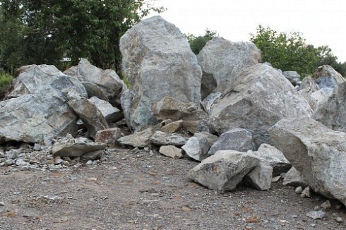 Kamenclub.ru: Змеевик скальник фр. 500-1500 мм.  купить в Новокузнецке змеевик зеленый серый черный глыба скальная колотая 7500 руб/т   фото КАМЕНЬ КЛУБ