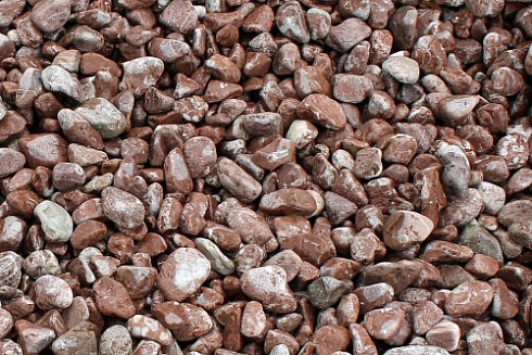 Kamenclub.ru: Мраморная крошка (щебень галтованный розовый) фр.5-10 мм.  купить в Новокузнецке мрамор розовый, красный окатанный мраморный щебень декоративный ландшатфный 15000 руб/т   фото КАМЕНЬ КЛУБ