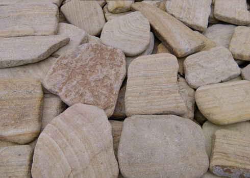 Kamenclub.ru: Песчаник пластушка галтованный желтый с рисунком (3 см)  купить в Новокузнецке плитняк - пластушка желтый песчаник 21000 руб/м3   фото КАМЕНЬ КЛУБ