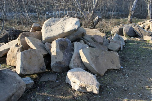 Kamenclub.ru: Песчаник плиты - плахи - пошаговые дорожки (фр. 70-150 мм)  купить в Новокузнецке песчаник серый бежевый желтый зеленый колотый песчаник строительный 6500 руб/т   фото КАМЕНЬ КЛУБ