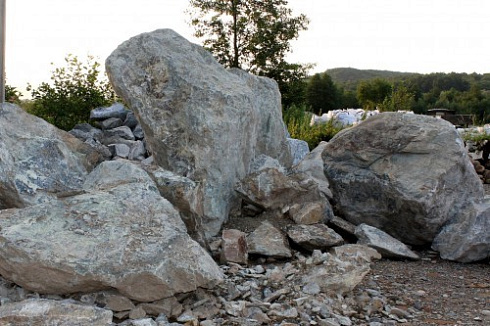 Kamenclub.ru: Змеевик скальник фр. 500-1500 мм.  купить в Новокузнецке змеевик зеленый серый черный глыба скальная колотая 7500 руб/т   фото КАМЕНЬ КЛУБ