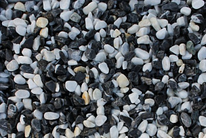 Kamenclub.ru: Мраморная крошка (щебень галтованный микс:белый-черный) фр.10-20 мм.  купить в Новокузнецке мрамор белый, черный окатанные округлые декоративные ландшафтные камни щебня 15500 руб/т   фото КАМЕНЬ КЛУБ