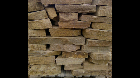 Kamenclub.ru: Песчаник пластушка желтый с рисунком (4-6 см)  купить в Новокузнецке плитняк пластушка желтый с рисунком песчаник 9 000 руб/м3   фото КАМЕНЬ КЛУБ