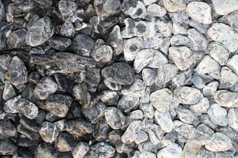 Kamenclub.ru: Щебень галтованный черный (мрамор) фр.20-40 мм.  купить в Новокузнецке мрамор черный с белыми прожилками мрамор окатанный округлый 15000 руб/т   фото КАМЕНЬ КЛУБ