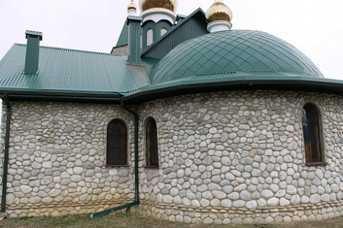 Kamenclub.ru: Галька речная плоская (бело-серая) фр. 100-200-300 мм. купить  в Новокузнецке галька речная плоская серый, белый, бело-серый, серо-белый речная галька плоская  9000 руб/т   фото КАМЕНЬ КЛУБ