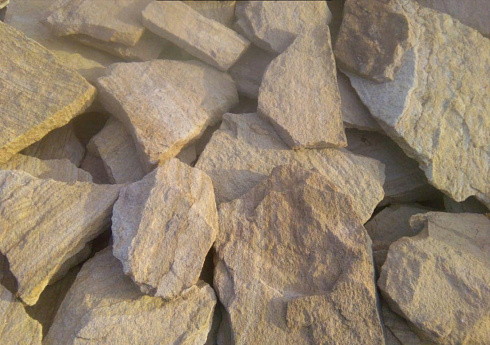 Kamenclub.ru: Песчаник пластушка "фонтанка" желтая (3,0 - 5,0 см)  купить в Новокузнецке песчаник желтая, рыжий, желтый песчаник колотый рваный со сколом облицовочный 16200 руб/м3   фото КАМЕНЬ КЛУБ