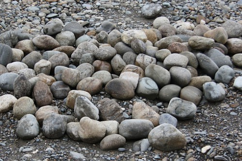 Kamenclub.ru: Речной валун (Ассорти) фр.100-300 мм.  купить в Новокузнецке галечник серый, темно-серый, светло-серый речная галька крупных размеров 4200 руб/т   фото КАМЕНЬ КЛУБ