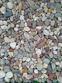 Kamenclub.ru: Галька горная речная окат (цветная) фр. 20-40 мм. купить  в Новокузнецке галька речная серый синий бежевый белый окатанная речная галька ландшафтная 6800 руб/т   фото КАМЕНЬ КЛУБ