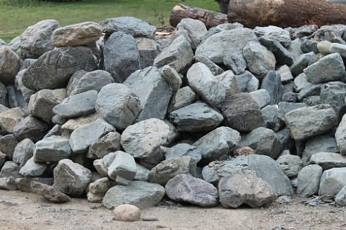 Kamenclub.ru: Гранит скальник (серо-зеленый) фр. 100-500 мм.  купить в Новокузнецке гранит зеленый, серый, салатовый крупный ландшафтный валун 6 000 руб/т   фото КАМЕНЬ КЛУБ