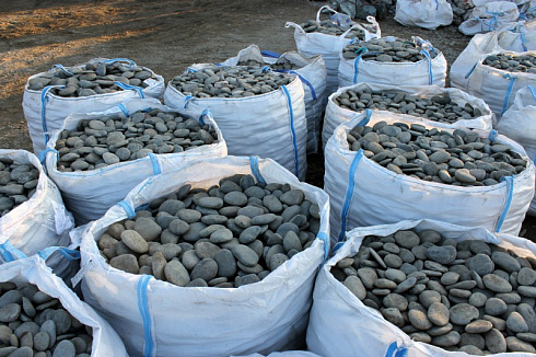 Kamenclub.ru: Галька речная плоская (ассорти) фр. 100-200-300 мм. купить  в Новокузнецке галька плоская разноцветная серый белый темно-серый синий речная галька ландшафтная 8000 руб/т   фото КАМЕНЬ КЛУБ