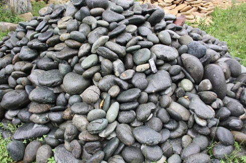 Kamenclub.ru: Темно-серый валунчик фр.100-300 мм.  купить в Новокузнецке крупный природный камень серый, темно-серый, светло-серый речная галька большого размера окатанная 4500 руб/т   фото КАМЕНЬ КЛУБ