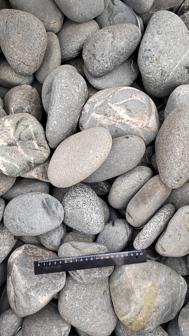 Kamenclub.ru: Галька речная окат (темно-серая) фр. 70-150 мм. купить  в Новокузнецке галька речная темно-серая, синяя, серая речная галька округлая  8000 руб/т   фото КАМЕНЬ КЛУБ