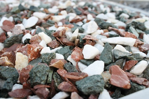 Kamenclub.ru: Мраморная крошка (щебень крошка микс: белый-зеленый-розовый) фр. 10-20 мм.  купить в Новокузнецке мрамор белый, зеленый, розовый декоративный ландшафтный колотый щебень 12000 руб/т   фото КАМЕНЬ КЛУБ