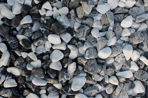 Kamenclub.ru: Мраморная крошка (щебень галтованный микс:: белый-черный) фр.20-40 мм  купить в Новокузнецке мрамор белый, черный мраморный галтованный щебень 15500 руб/т   фото КАМЕНЬ КЛУБ