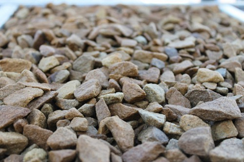 Kamenclub.ru: Щебень крошка желтый (песчаник) фр. 20-40 мм.  купить в Новокузнецке песчаник бежевый рыжий каменная крошка песчаника 9500 руб/т   фото КАМЕНЬ КЛУБ