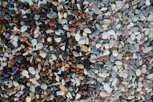 Kamenclub.ru: Мраморная крошка (щебень галтованный микс:белый-черный-розовый-медовый) фр.10-20 мм.  купить в Новокузнецке мрамор белый, медовый, черный, розовый мраморный декоративный ландшафтный окатанный округлый галтованный щебень 15500 руб/т   фото КАМЕНЬ КЛУБ