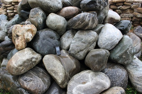 Kamenclub.ru: Речной валун Кабанчик фр.300-500 мм.  купить в Новокузнецке крупный природный камень галька серый, темно-серый речной валун галечник масштабный 7000 руб/т   фото КАМЕНЬ КЛУБ