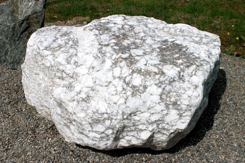 Kamenclub.ru: Мраморизированный известняк фр.500-1500 мм.  купить в Новокузнецке    10000 руб/т   фото КАМЕНЬ КЛУБ