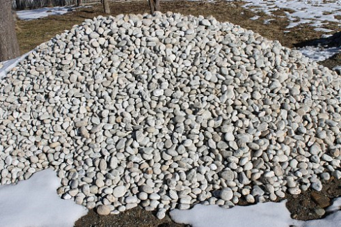 Kamenclub.ru: Галька речная окат (серо-белая) фр. 70-120 мм купить  в Новокузнецке галька галечник бело-серая, серо-белая, серая, белая речная природная галька  8000 руб/т   фото КАМЕНЬ КЛУБ