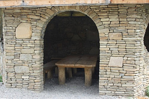 Kamenclub.ru: Песчаник для строительства и кладки блочный (фр 100-200 мм)  купить в Новокузнецке песчаник бежевый серый рыжий валун мелкий для строительства песчаник 6500 руб/т   фото КАМЕНЬ КЛУБ