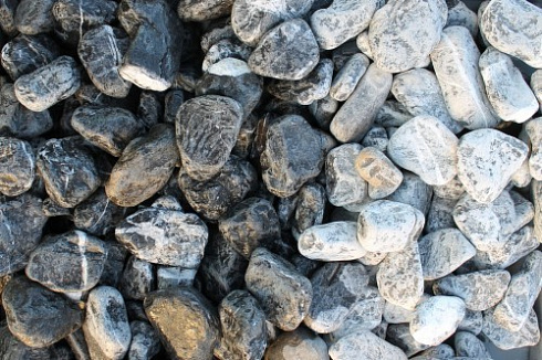 Kamenclub.ru: Щебень галтованный черный (мрамор) фр. 50-100 мм.  купить в Новокузнецке мрамор черный с белыми прожилками щебень ландшафтный мраморный 15000 руб/т   фото КАМЕНЬ КЛУБ
