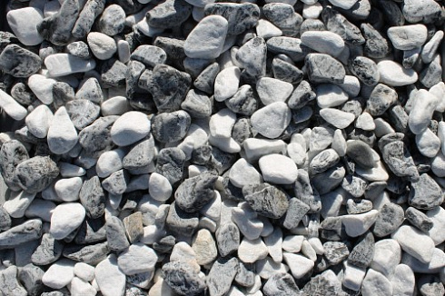 Kamenclub.ru: Мраморная крошка (щебень галтованный микс:: белый-черный) фр.20-40 мм  купить в Новокузнецке мрамор белый, черный мраморный галтованный щебень 15500 руб/т   фото КАМЕНЬ КЛУБ