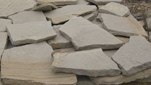 Kamenclub.ru: Песчаник пластушка светло-серый (2,0 см)  купить в Новокузнецке плитняк- ластушка светло-серый, серый рваный ландшафтный плитняк колотый 13800 руб/м3   фото КАМЕНЬ КЛУБ