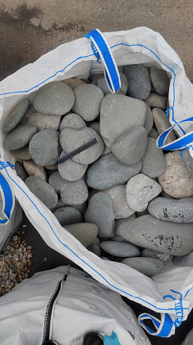 Kamenclub.ru: Галька речная плоская (темно-серая) фр. 70-150 мм. купить  в Новокузнецке галечник природный темно-серый серый синий речная плоская природная окатанная  9000 руб/т   фото КАМЕНЬ КЛУБ