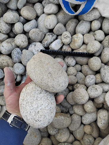 Kamenclub.ru: Галька речная окат (серо-белая) фр. 70-120 мм купить  в Новокузнецке галька галечник бело-серая, серо-белая, серая, белая речная природная галька  8000 руб/т   фото КАМЕНЬ КЛУБ