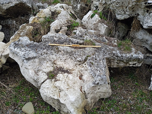 Kamenclub.ru: Выветренный известняк (степной) фр. 500-1500 мм.  купить в Новокузнецке    10000 руб/т   фото КАМЕНЬ КЛУБ