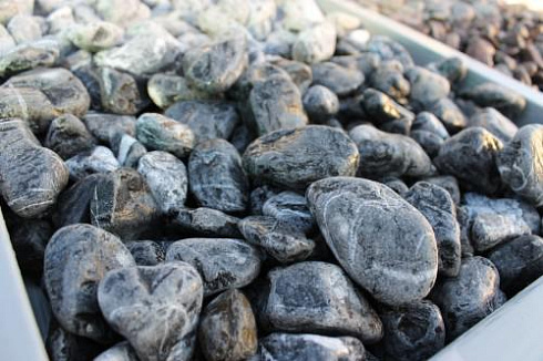 Kamenclub.ru: Щебень галтованный черный (мрамор) фр.20-40 мм.  купить в Новокузнецке мрамор черный с белыми прожилками мрамор окатанный округлый 15000 руб/т   фото КАМЕНЬ КЛУБ