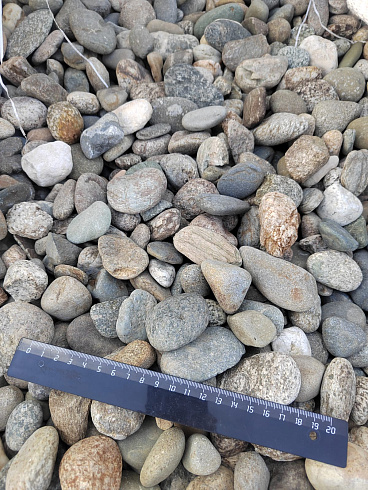 Kamenclub.ru: Галька речная окат (пестрая) фр. 20-40 мм. купить  в Новокузнецке галька речная пестрая, серая, серые оттенки галька речная окатанная округлая 5000 руб/т   фото КАМЕНЬ КЛУБ