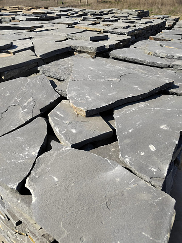 Kamenclub.ru: Песчаник пластушка светло-серый (2,0 см)  купить в Новокузнецке плитняк- ластушка светло-серый, серый рваный ландшафтный плитняк колотый 13800 руб/м3   фото КАМЕНЬ КЛУБ