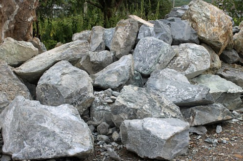 Kamenclub.ru: Змеевик скальник фр. 500-1500 мм.  купить в Новокузнецке змеевик зеленый серый черный глыба скальная колотая 7500 руб/т   фото КАМЕНЬ КЛУБ