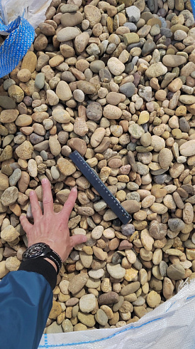 Kamenclub.ru: Галька речная окат рыжая фр. 20-40 мм. купить  в Новокузнецке галька речная окатанная рыжая желтая серая округлая речная галька 5000 руб/т   фото КАМЕНЬ КЛУБ