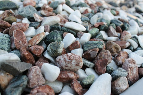 Kamenclub.ru: Мраморная крошка (щебень галтованный микс:белый-зеленый-розовый) фр.20-40 мм.  купить в Новокузнецке мрамор белый, зеленый, розовый мрамор декоративный (галтовка) 15500 руб/т   фото КАМЕНЬ КЛУБ