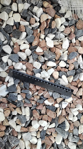 Kamenclub.ru: Мраморная крошка (щебень галтованный микс:белый-зеленый-розовый) фр.20-40 мм.  купить в Новокузнецке мрамор белый, зеленый, розовый мрамор декоративный (галтовка) 15500 руб/т   фото КАМЕНЬ КЛУБ