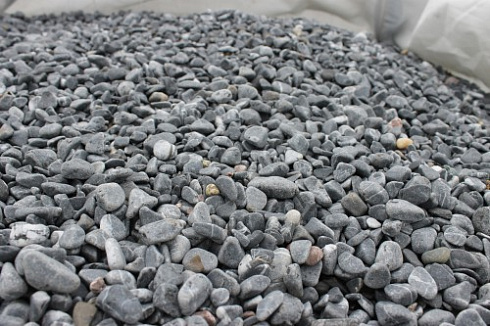 Kamenclub.ru: Щебень галтованный черный (мрамор) фр.10-20 мм.  купить в Новокузнецке мрамор черный с белыми прожилками, черный, белый окатанный округлый ландшафтный декоративный щебень 15000 руб/т   фото КАМЕНЬ КЛУБ