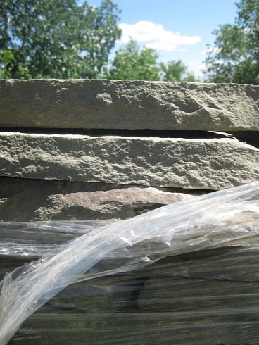 Kamenclub.ru: Песчаник пластушка серо-зеленый (4,0 см- 5,0 см)  купить в Новокузнецке песчаник серо-зеленый, серый, зеленый песчаник рваный ландшафтный колотый 9000 руб/м3   фото КАМЕНЬ КЛУБ