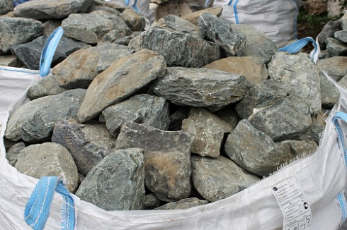 Kamenclub.ru: Гранит скальник (серо-зеленый) фр. 100-500 мм.  купить в Новокузнецке гранит зеленый, серый, салатовый крупный ландшафтный валун 6 000 руб/т   фото КАМЕНЬ КЛУБ