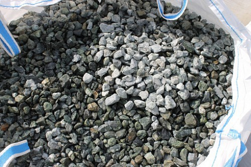 Kamenclub.ru: Щебень крошка зеленый (змеевик) фр. 20-40 мм.  купить в Новокузнецке мрамор зеленый, салатовый ландшафтная мраморная крошка 8500 руб/т   фото КАМЕНЬ КЛУБ